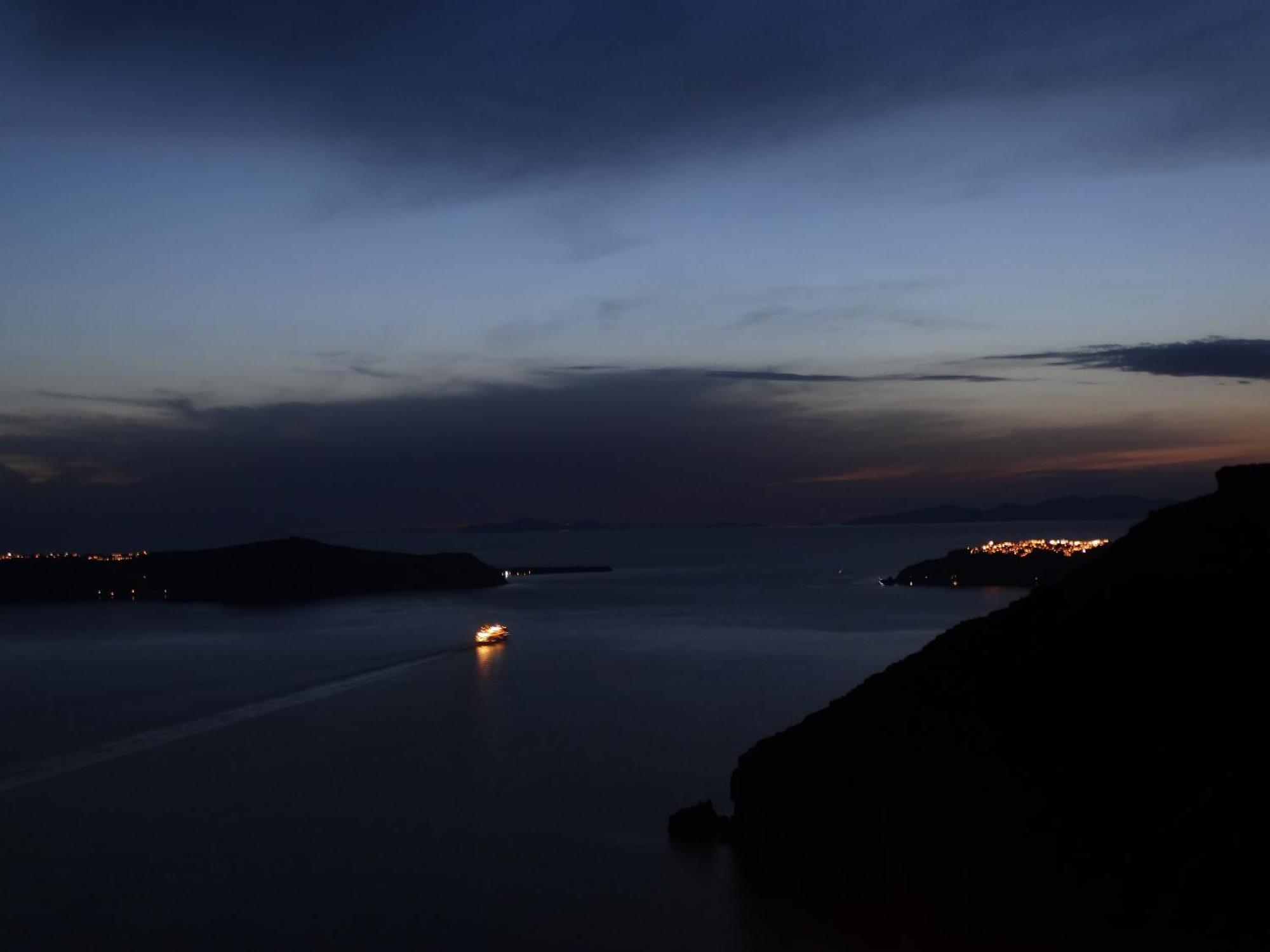 Yposkafo Suites - Villa - Santorini Firá Buitenkant foto